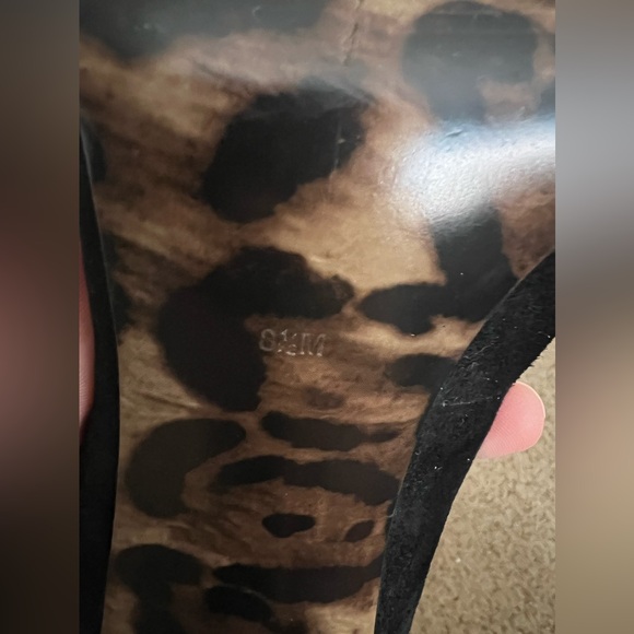 Guess black pointy pumps with cheetah print bottoms - Picture 8 of 8